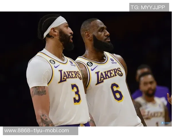 NBA西决场边惊现詹姆斯球迷差点与偶像亲密接触的激动时刻