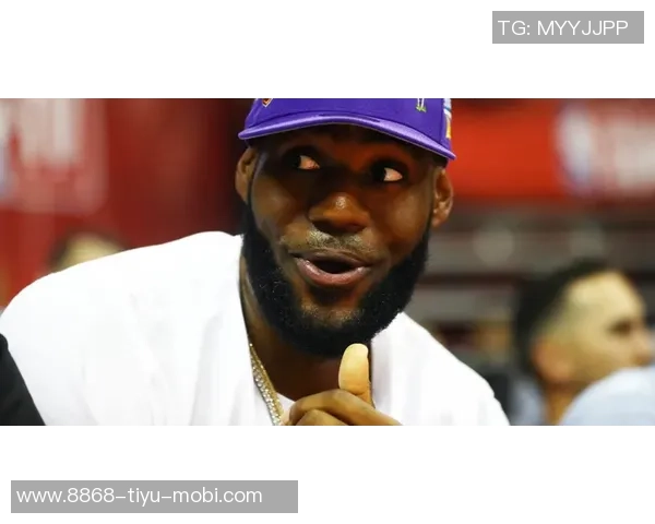 NBA西决场边惊现詹姆斯球迷差点与偶像亲密接触的激动时刻 NBA西决场边惊现詹姆斯球迷差点与偶像亲密接触的激动时刻